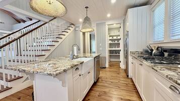 Jääkaappi, mikroaaltouuni, uuni, liesi