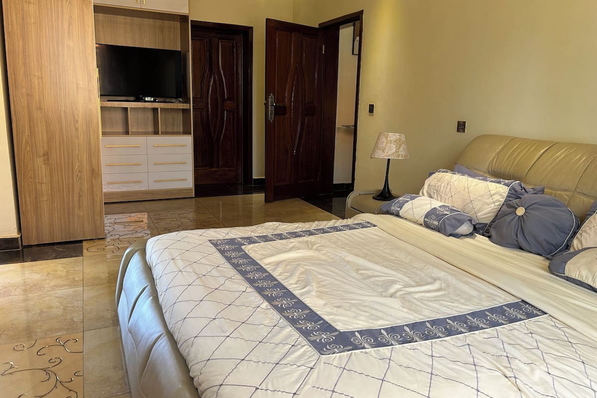 Suite clásica, balcón | Escritorio, espacio para trabajar con laptop y insonorización 