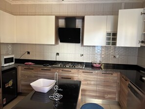 Réfrigérateur, micro-ondes, four, plaque de cuisson