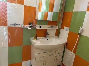 Badewanne, Hausschuhe, Handtücher, Seife