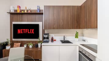 Een koelkast, een oven, een kookplaat, een vaatwasser