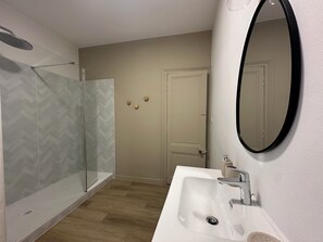 Shower - T5 house in La Rochelle (La Rochelle)