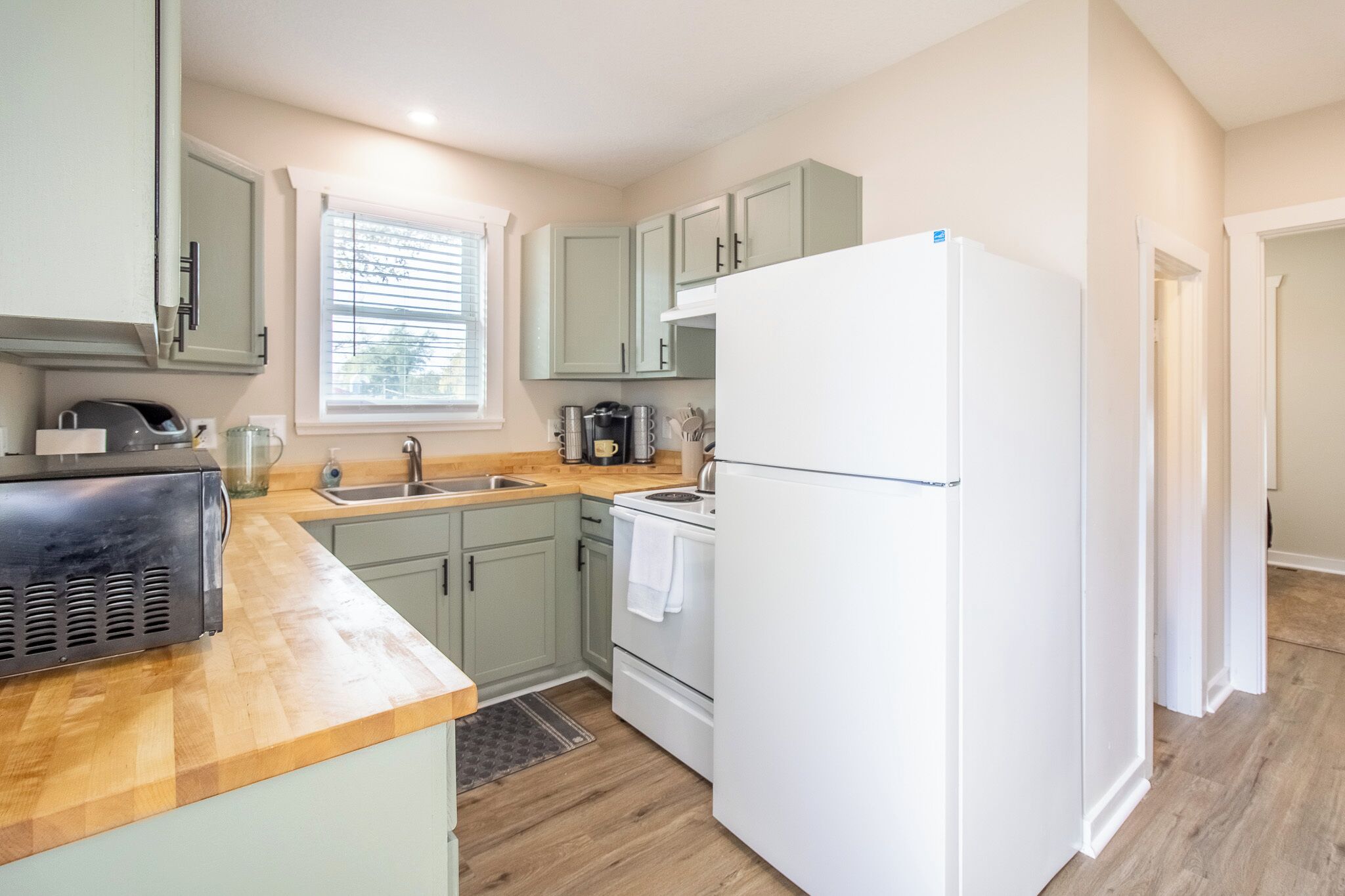 Microondas, horno, placa de cocina y lavavajillas