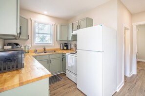 Microondas, horno, placa de cocina y lavavajillas