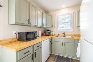 Microwave, oven, stovetop, dishwasher - Quaint & Comfy Eudora House - Perfect for Families or Weekend Escapes (Eudora)