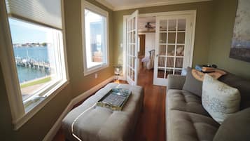 4 bedrooms, desk, iron/ironing board, WiFi