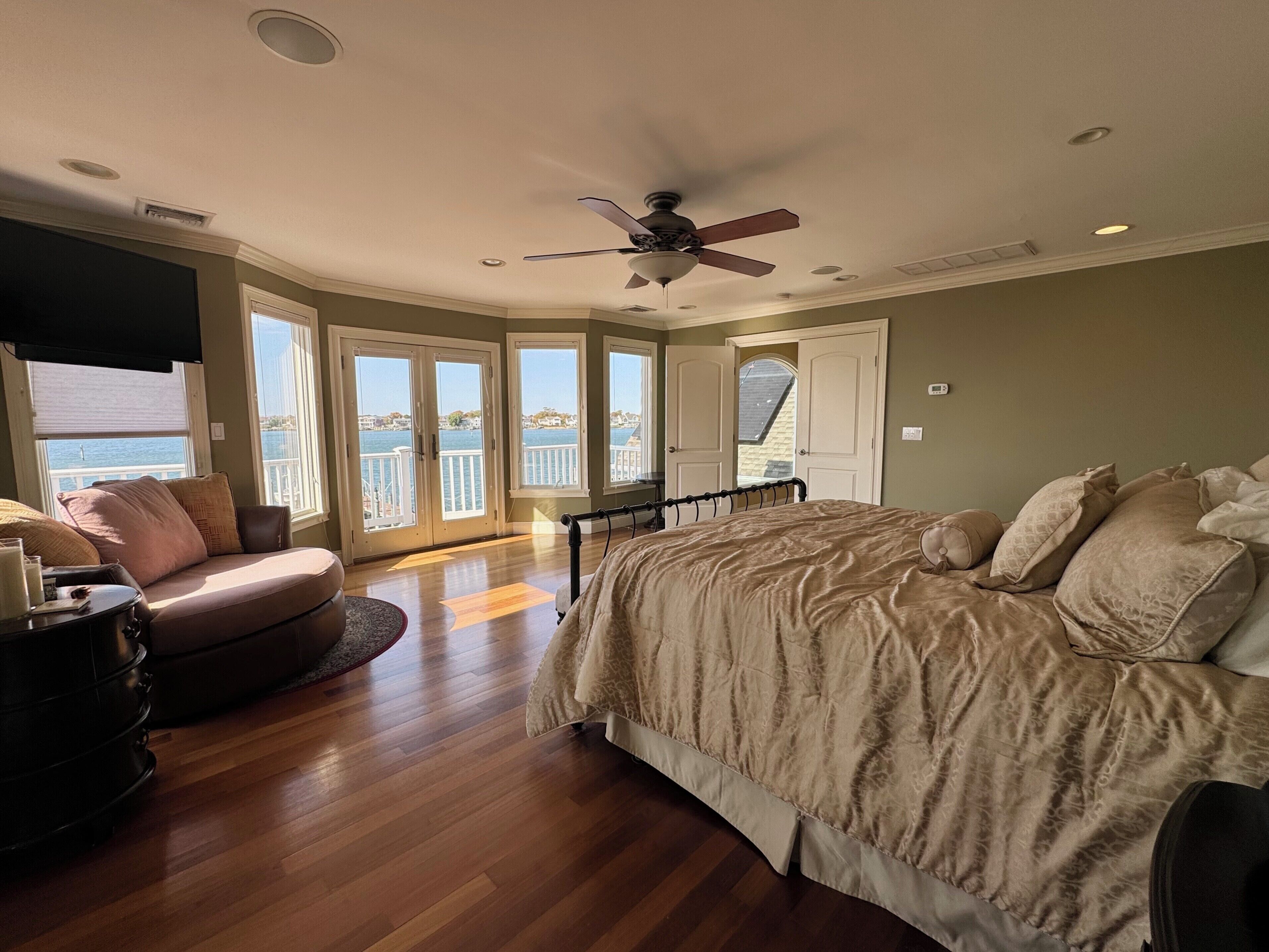 4 bedrooms, desk, iron/ironing board, WiFi