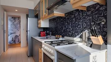 Fridge, microwave, oven, coffee/tea maker