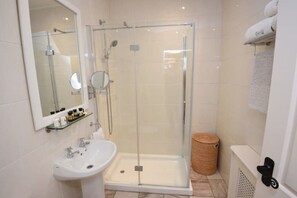 Douche, sèche-cheveux, serviettes fournies, savon
