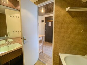 Bathroom - 10m from resort center, 3rd floor, balcony, tv, 25m², Tignes (Tignes)