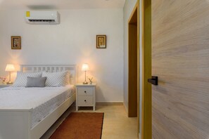 2 bedrooms, iron/ironing board, internet, bed sheets