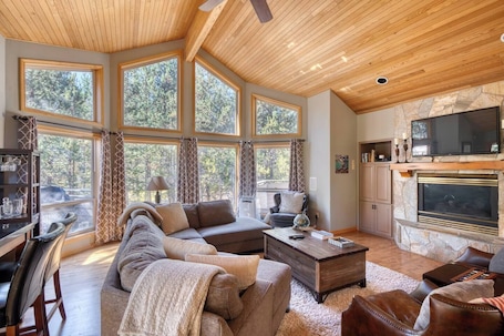 Smart TV, fireplace. Spa - Bikes - SHARC passes - EV Charger
