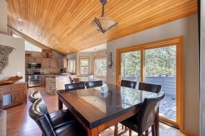 Dining - Spa - Bikes - SHARC passes - EV Charger (Sunriver)