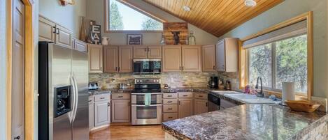 Jääkaappi, mikroaaltouuni, uuni, liesi