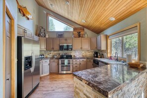 Fridge, microwave, oven, stovetop - Spa - Bikes - SHARC passes - EV Charger (Sunriver)