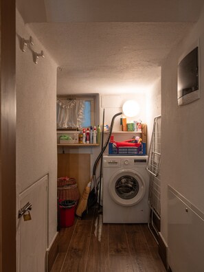 Douche, sèche-cheveux, bidet, serviettes fournies