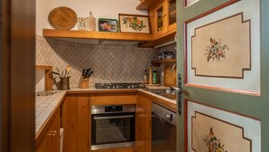 Una cocina con armarios de madera, estufa y lavavajillas.