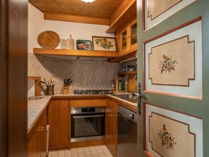 Fridge, oven, dishwasher, cookware/dishes/utensils