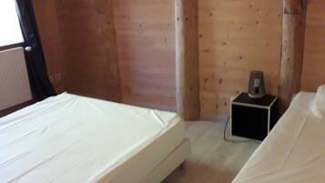 3 slaapkamers, een strijkplank/strijkijzer, reisbedje, gratis wifi