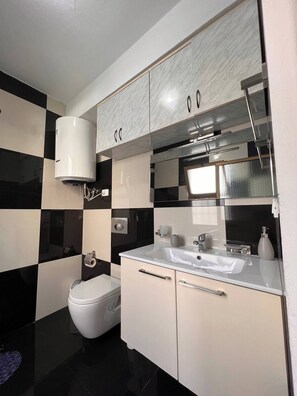 Douche, sèche-cheveux, serviettes fournies, savon