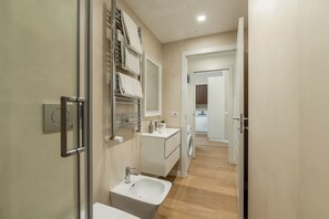 Douche, sèche-cheveux, bidet, serviettes fournies