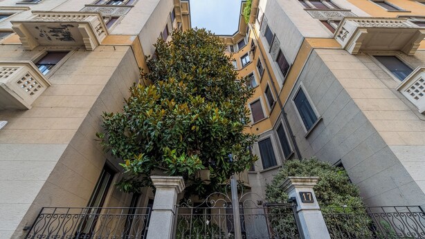 A multi-story building with a central courtyard featuring a large tree. - City Center Porta Venezia New Luxury apt - full equiped - top (Milano)