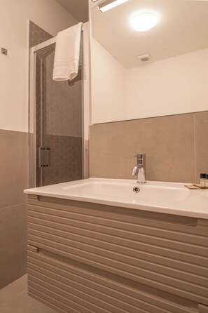 Douche, articles de toilette écologiques, sèche-cheveux, bidet
