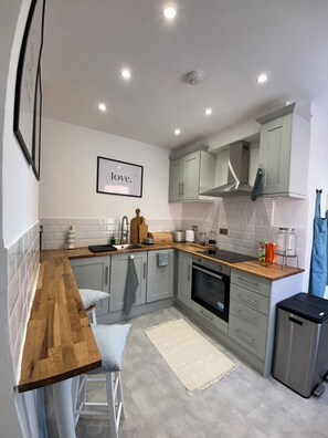 Een koelkast, een magnetron, een oven, een kookplaat