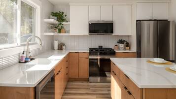 KĂŒhlschrank, Mikrowelle, Ofen, Herdplatte