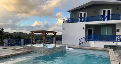 Spacious 7-bedroom House w/ Heated Pool and Pool Table