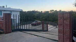 Property grounds - Spacious 7-bedroom House w/ Heated Pool and Pool Table (Toa Alta)