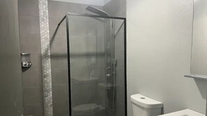 Dusj, hårføner, håndklær og såpe