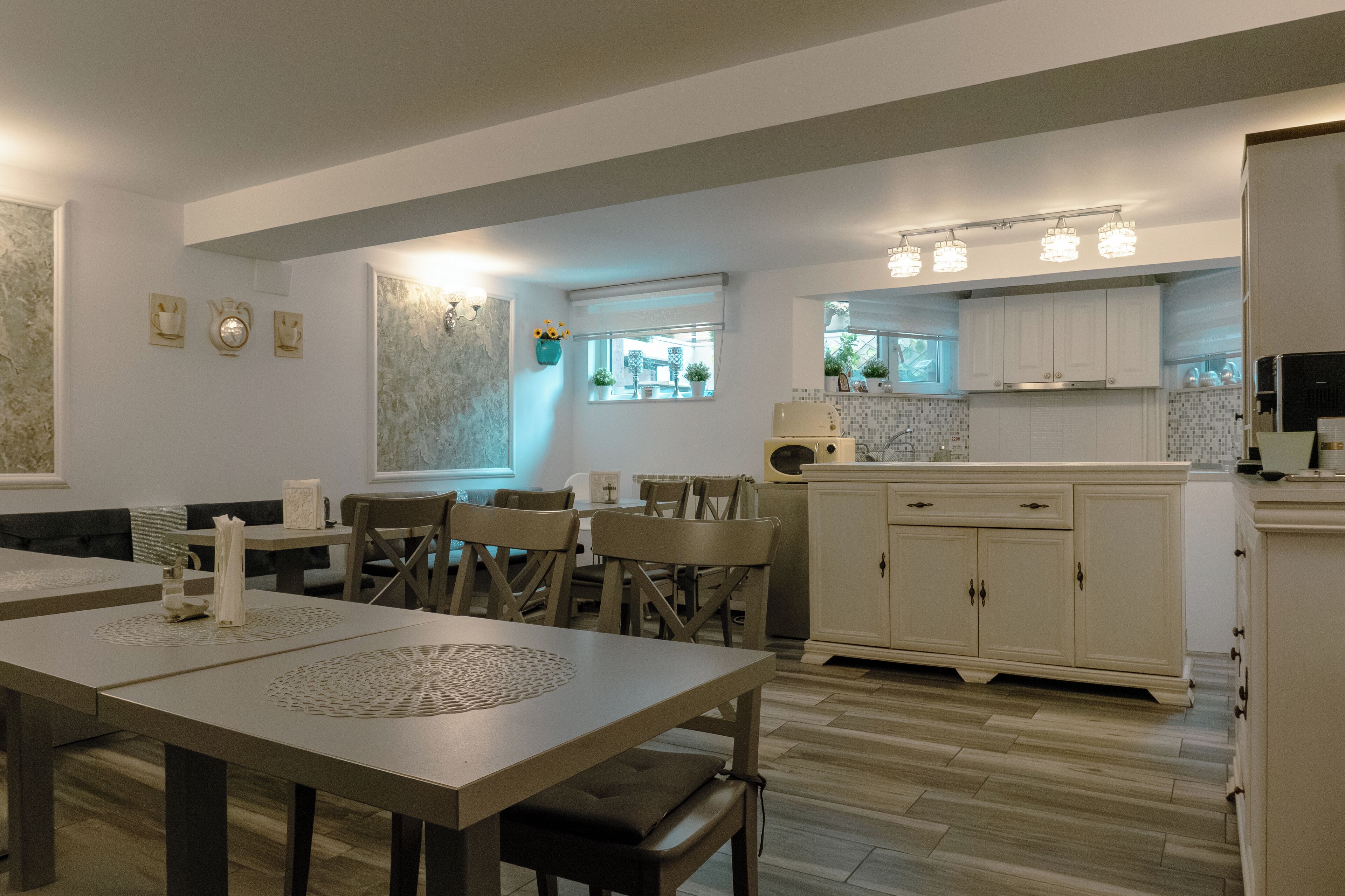 Full-sized fridge, microwave, oven, stovetop