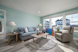 Smart-tv, een open haard, tafelvoetbal en een printer