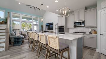 ثلاجة، ميكروويف، فرن، موقد طهي مسطح