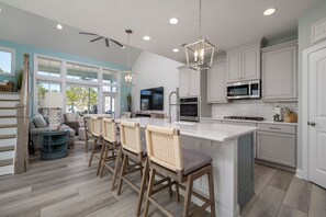 Een koelkast, een magnetron, een oven, een kookplaat