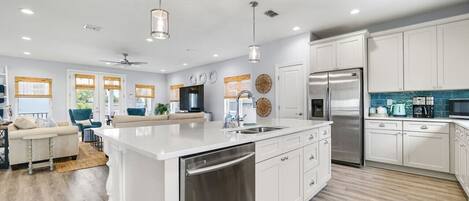 Kylskåp, mikrovågsugn, ugn och spishäll