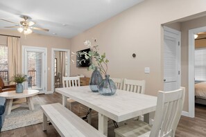 Dining - NEW CONDO!! 5 minutes to the action, Gameroom, Family & Dog Friendly (Branson)
