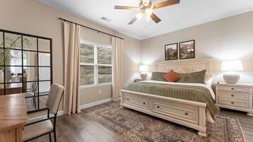 4 chambres, bureau, fer et planche à repasser, lit parapluie