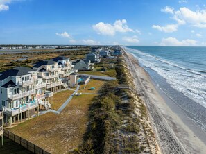 På stranden og solsenger