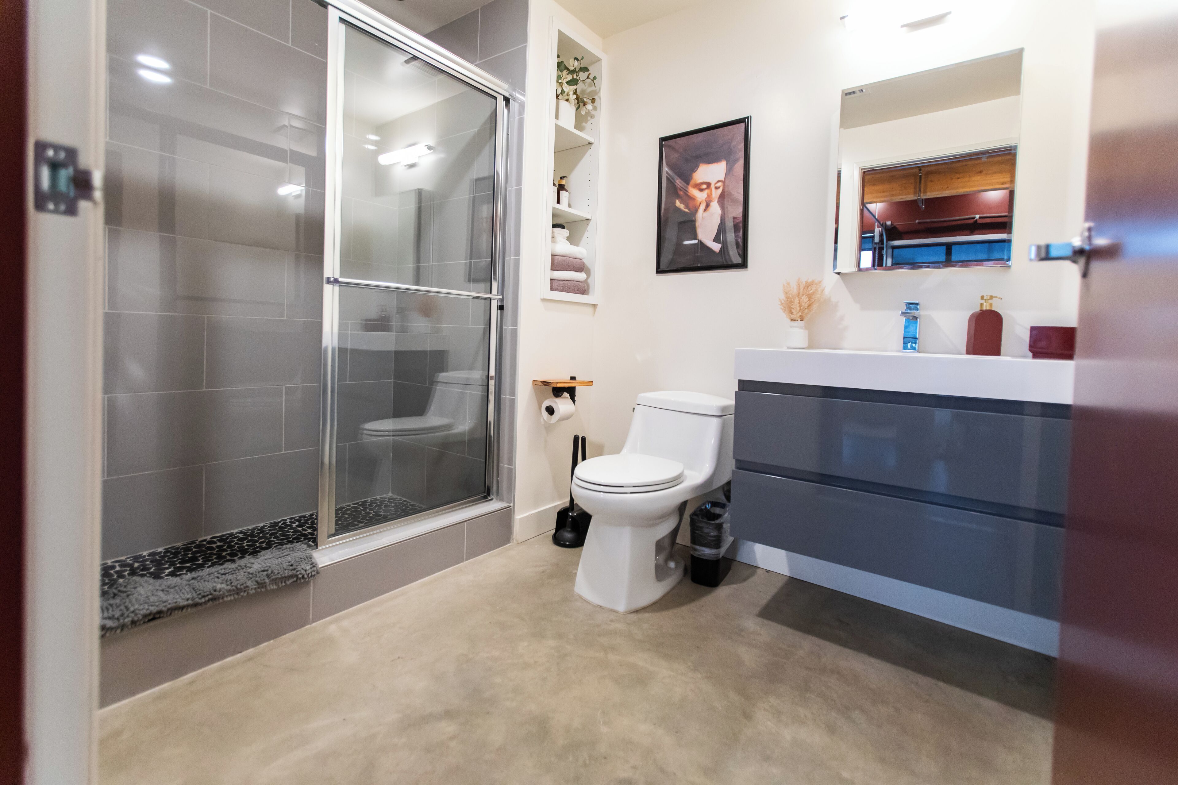 Sèche-cheveux, serviettes fournies, savon, shampoing