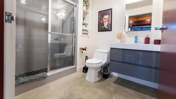 SĂšche-cheveux, serviettes fournies, savon, shampoing