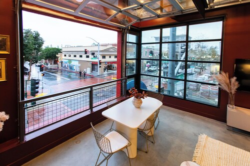 Studio loft with garage door with AC located in the heart of DTSA