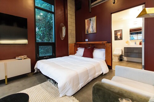 Studio loft with garage door with AC located in the heart of DTSA