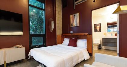 Studio loft with garage door with AC located in the heart of DTSA