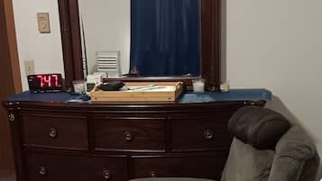 2 habitaciones, tabla de planchar con plancha, wifi y ropa de cama