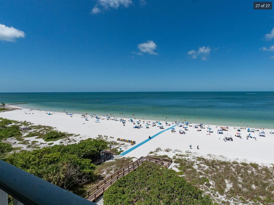 Plage, chaises longues, serviettes de plage