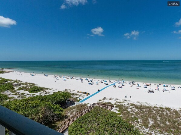 Plage, chaises longues, serviettes de plage