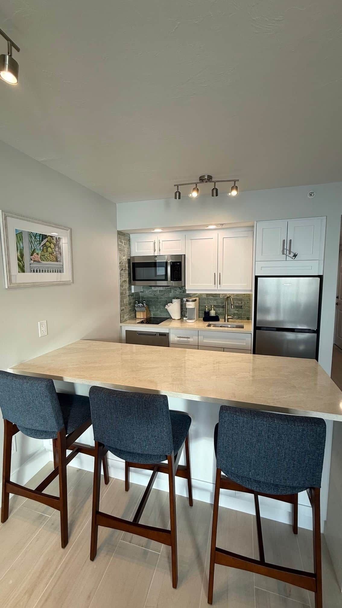 Refrigerador, microondas, horno y parrilla de estufa 