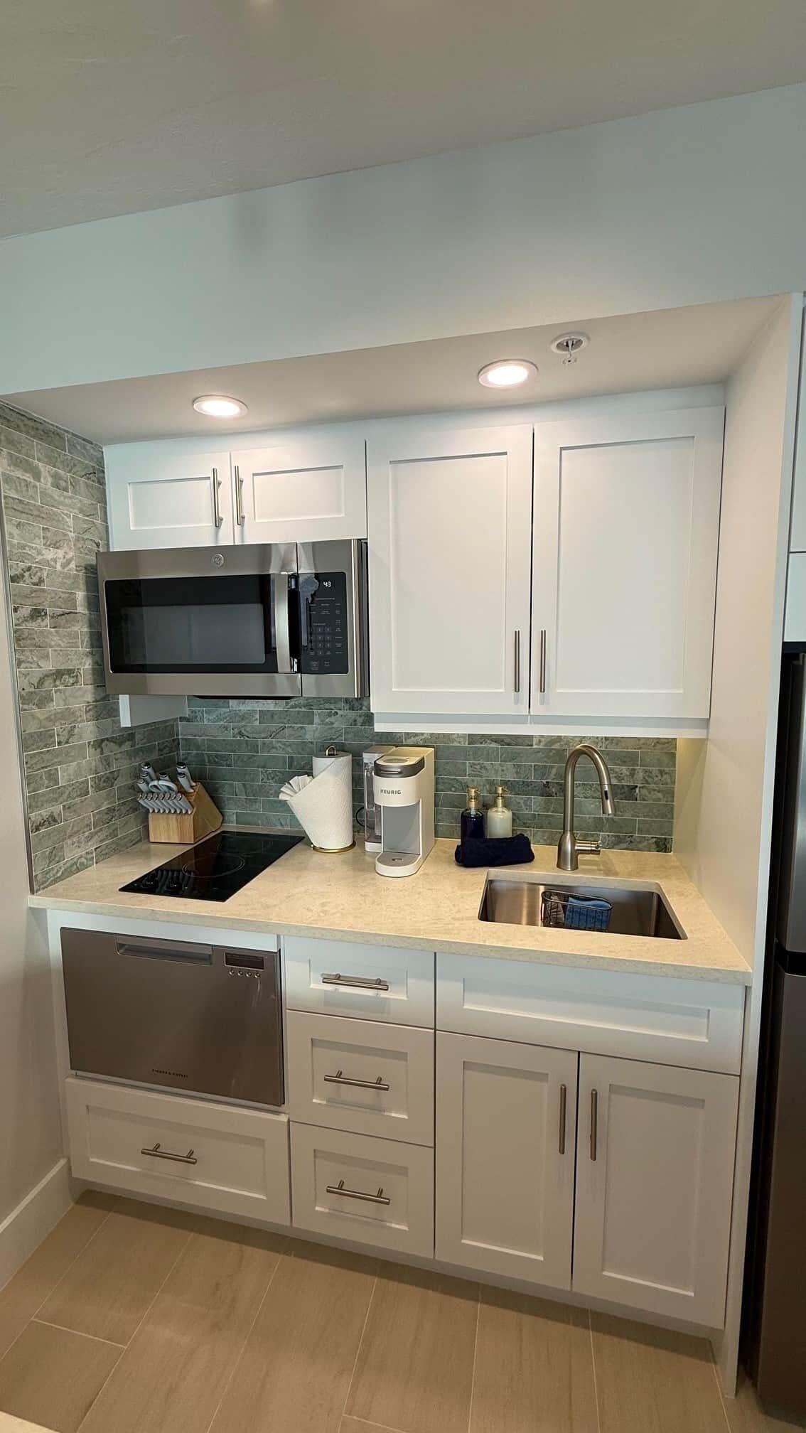 Réfrigérateur, micro-ondes, four, plaque de cuisson